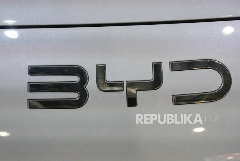 Logo BYD difoto di Paris Auto Show di Paris, 15 Oktober 2024. BYD menjual 4,3 juta kendaraan listrik pada 2024.