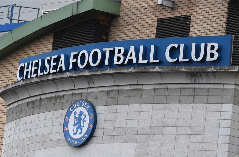 Logo Chelsea Football Club di luar Stamford Bridge. Chelsea mengumumkan akan mengadakan acara buka bersama di Stamford Bridge pada 26 Maret 2023 mendatang.