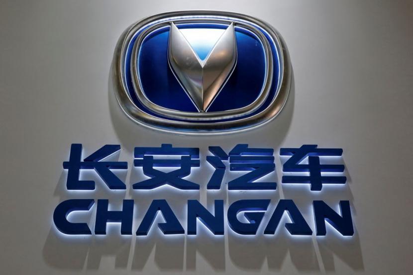 Logo Chongqing Changan Automobile ditampilkan di stannya selama pameran otomotif Auto China 2016 di Beijing, China, 25 April 2016.  Foto ilustrasi.