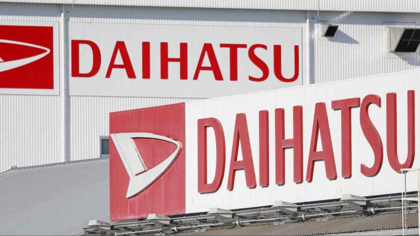 Logo Daihatsu Motor di pabriknya di prefektur Kyoto di Jepang. Unit mobil kecil Toyota Motor akan menghentikan produksi dalam negeri setidaknya hingga akhir Januari.