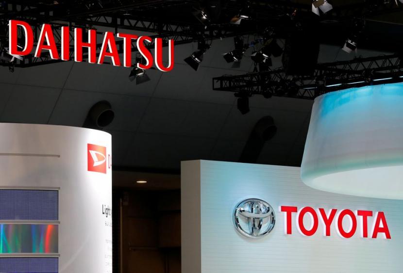 Logo Daihatsu Motors dan Toyota Motor ditampilkan di Tokyo Motor Show ke-45 di Tokyo, Jepang, 25 Oktober 2017.