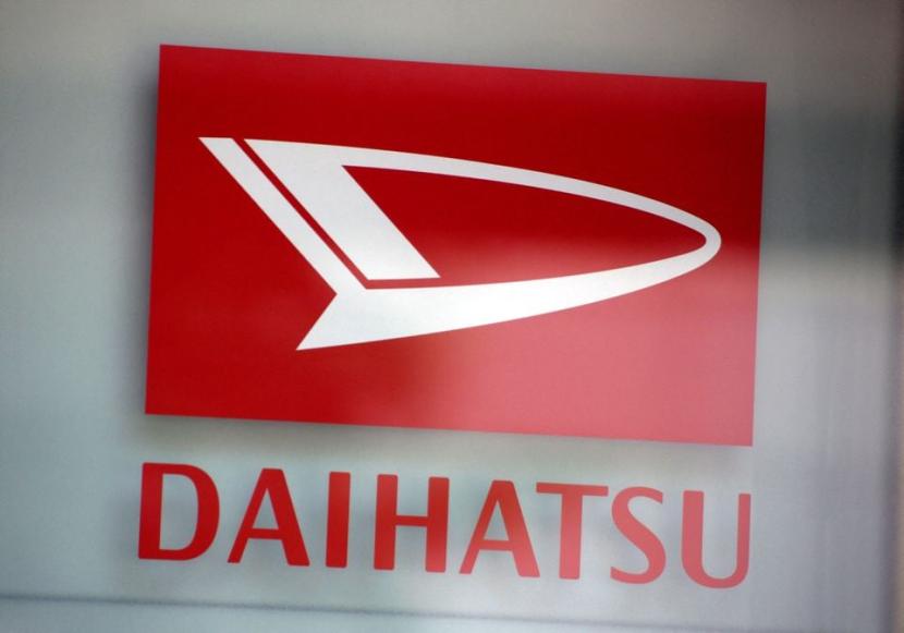 Logo Daihatsu Motors terlihat di showroomnya di Tokyo, Jepang 12 Juni 2017. Daihatsu mencatat penurunan 69,5 persen menjadi 897 kendaraan pada Januari 2024.