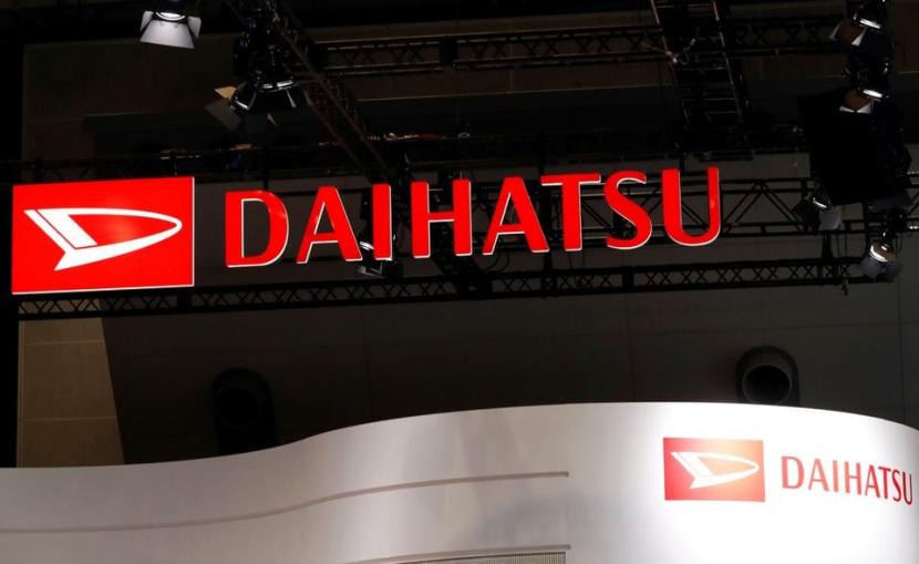 Logo Daihatsu Motors terpampang di arena Tokyo Motor Show 2017. Daihatsu menyetop pengiriman seluruh model kendaraanya termasuk yang dipasarkan di Indonesia.