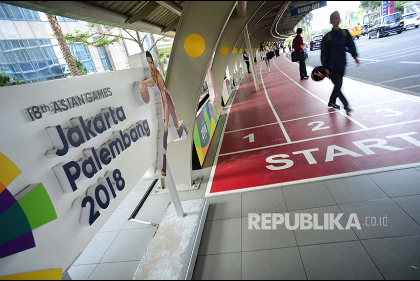 Logo dan ornamen Asian Games di pedestrian yang dibuat menyerupai lintasan atletik di kawasan bisnis SCBD, Jakarta, Senin (30/4). Pembuatan pedestrian ini menyambut pelaksanaan Asian Games yang akan diresmikan pada Agustus 2018.