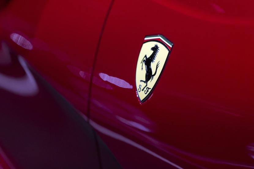 Ferrari Eurokars kembali menghadirkan mobil hybrid andalannya di Indonesia, yakni mobil sport hybrid Ferrari 296 GTS dengan atap terbuka.