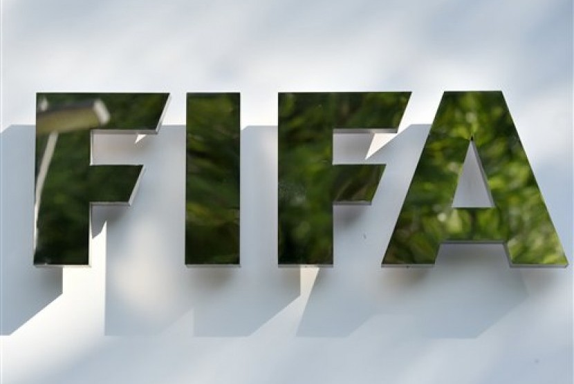 Logo Federasi Sepak Bola Dunia (FIFA). FIFA menerapkan standar ganda saat menjatuhkan sanksi pada Rusia yang menginvasi Ukraina.