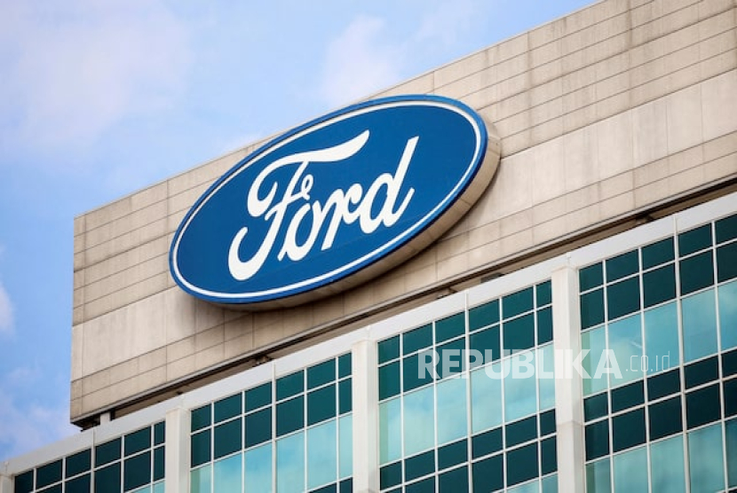 Logo Ford terlihat di kantor pusat Ford Motor World di Dearborn, Michigan, AS, 12 Maret 2025.