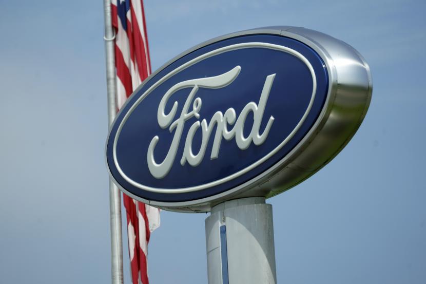 Logo Ford terlihat pada papan nama di Country Ford di Graham, NC, Selasa, 27 Juli 2021 (ilustrasi). Produsen otomotif Amerika Serikat, Ford Motor Co, mengumumkan pada Jumat (27/1/2023) waktu setempat, bahwa pihaknya menarik kembali 462 ribu kendaraan di seluruh dunia karena masalah pada sistem kamera belakang.