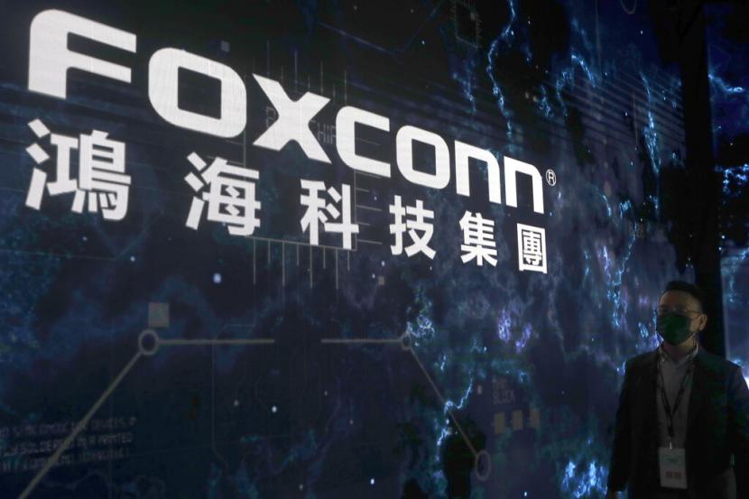 Logo Foxconn terlihat pada Hon Hai Tech Day di Pusat Pameran Nangang di Taipei, Taiwan, pada 18 Oktober 2022. Laba raksasa teknologi Taiwan dan pemasok utama Apple, Foxconn, turun 56 persen pada kuartal I 2023.