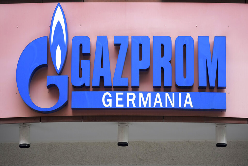 Logo Gazprom Germania terlihat di kantor pusat perusahaan di Berlin, 6 April 2022. Jerman dan Polandia mengumumkan pengambilalihan terpisah atas perusahaan gas alam di bawah raksasa energi Rusia, Gazprom pada Senin (14/11/2022). 