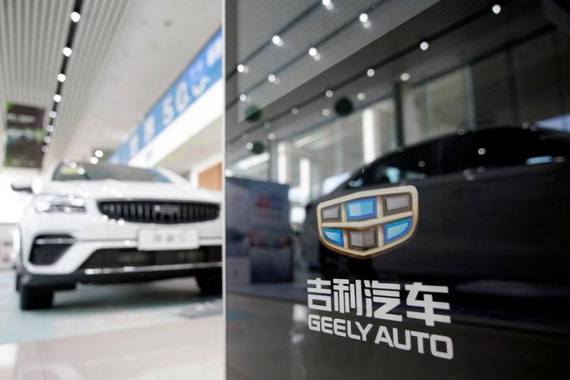 Logo Geely terlihat di sebuah dealer mobil di Shanghai, China 17 Agustus 2021. 
