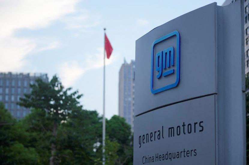 Logo GM terlihat di Kantor Pusat China di Shanghai, China, 29 Agustus 2022.