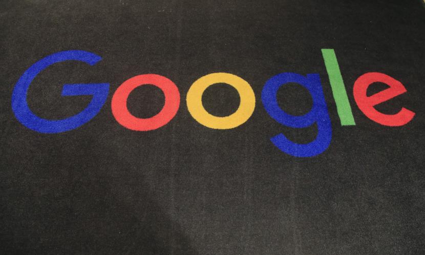Logo Google dipajang di karpet di pintu masuk Google France di Paris, 18 November 2019. Google Diprediksi tak Lagi Perkasa Dua Tahun Lagi, Dikalahkan ChatGPT