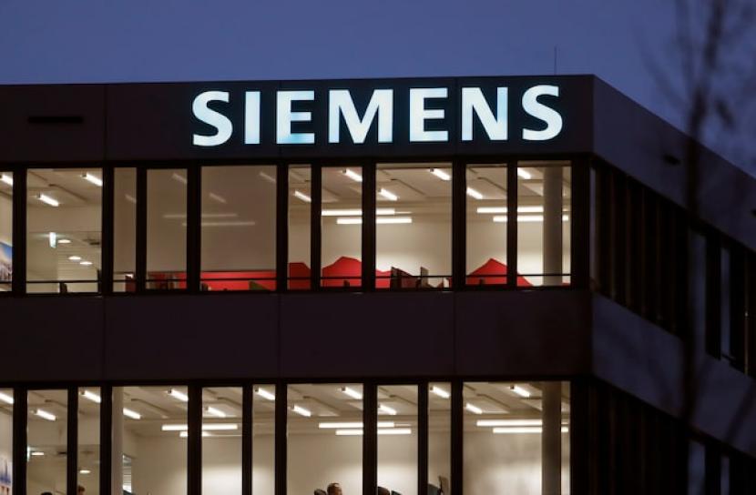 Logo grup industri Siemens terlihat di sebuah gedung perkantoran di Zug, Swiss, 1 Desember 2021. 