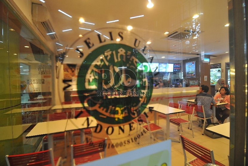 Logo halal Majelis Ulama Indonesia (MUI) terpampang dipintu masuk salah satu restoran di Jakarta. Indonesia melalui sektor kuliner halalnya diharapkan dapat menjadi Dapur Halal Global.