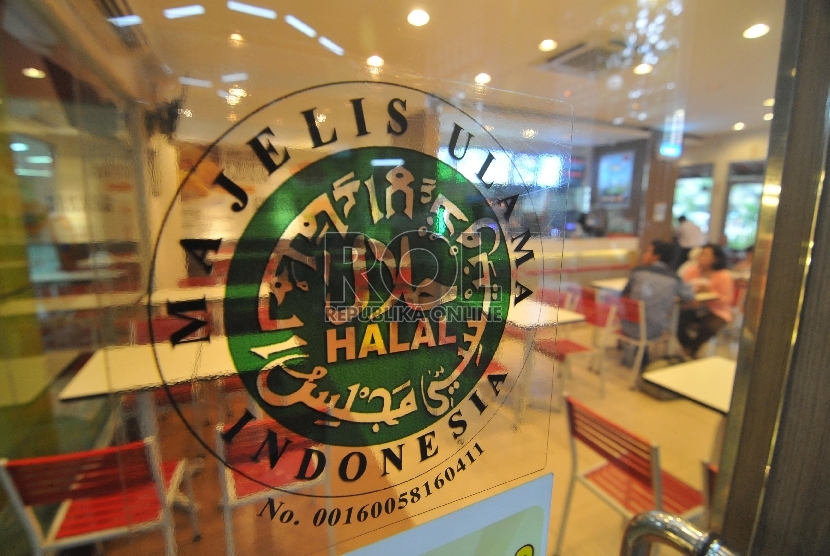 Logo halal Majelis Ulama Indonesia (MUI) terpampang dipintu masuk salah satu restoran cepat saji. 