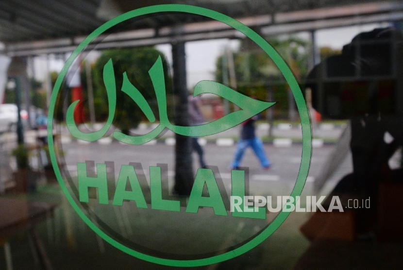 Logo halal terpampang dipintu masuk salah satu restoran cepat saji di Jakarta, Ahad (16/10).