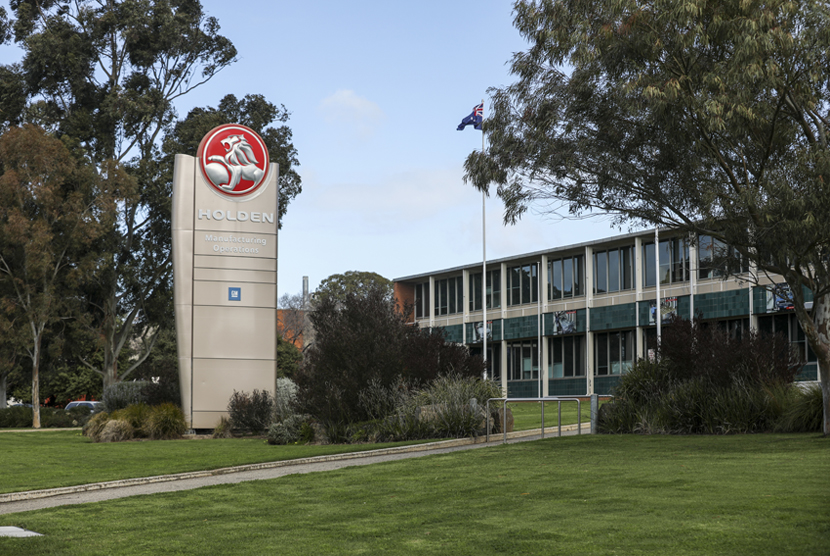 Logo Holden terpampang di luar pabriknya di kawasan Elizabeth, Australia Selatan.  