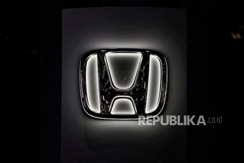 Logo Honda terlihat selama Pameran Mobil Internasional New York, di Manhattan, Kota New York, AS, 5 April 2023.