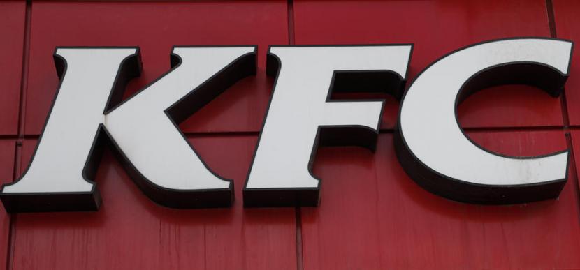 Logo KFC. KFC di Afrika Selatan menyewa detektif swasta untuk mengungkap kasus dugaan adanya pengawas makanan palsu yang menyatroni gerainya di seluruh negeri. Mereka berpura-pura menjadi utusan kantor pusat untuk mengawasi kualitas makanan demi mendapatkan ayam renyah gratis.