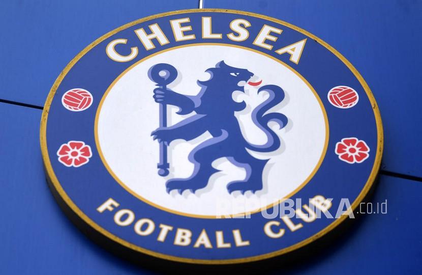 Logo klub Liga Utama Inggris Chelsea FC dipajang di luar lapangan Chelsea di Stamford Bridge di London barat, Inggris, 28 Februari 2022. Pemilik Chelsea Roman Abramovich telah menyerahkan kepengurusan ke yayasan amal klub di tengah sanksi terhadap orang-orang yang terkait dengan Negara Rusia menyusul Invasi Rusia ke Ukraina.