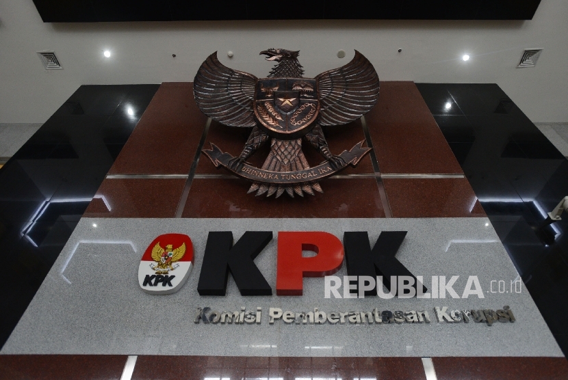  Logo KPK serta lambang Burung Garuda di ruang tunggu Gedung KPK, Jakarta, Ahad (19/2). 