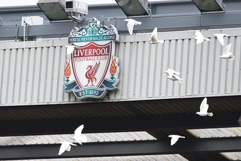 Logo Liverpool di Stadion Anfield.