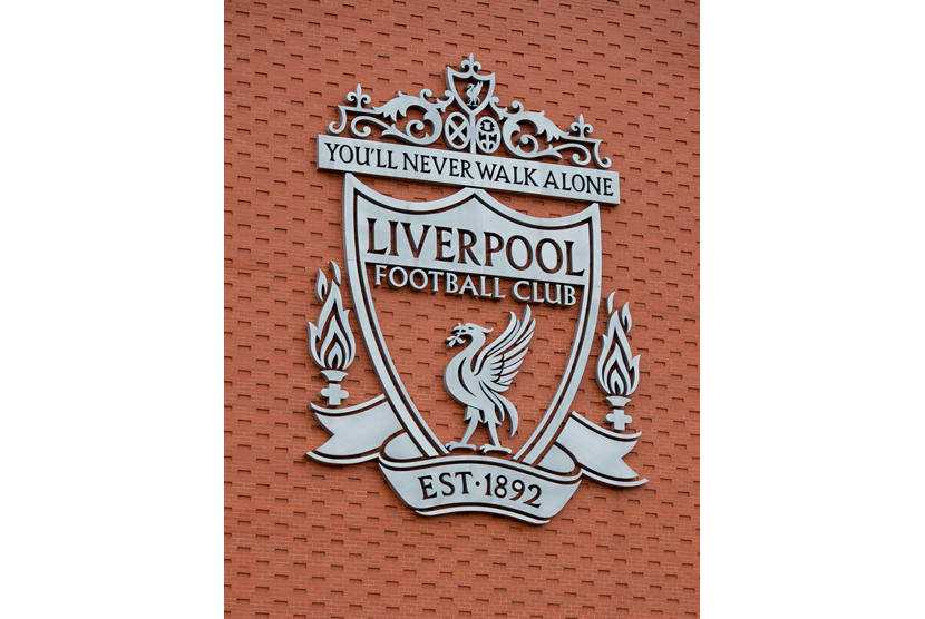 Logo Liverpool di tribun Utama di Stadion Liverpool FC, di Anfield, Inggris.