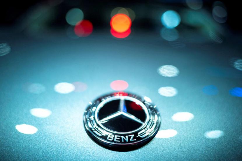 Logo Mercedes-Benz terlihat di Bangkok International Motor Show ke-43, di Bangkok, Thailand, 22 Maret 2022.