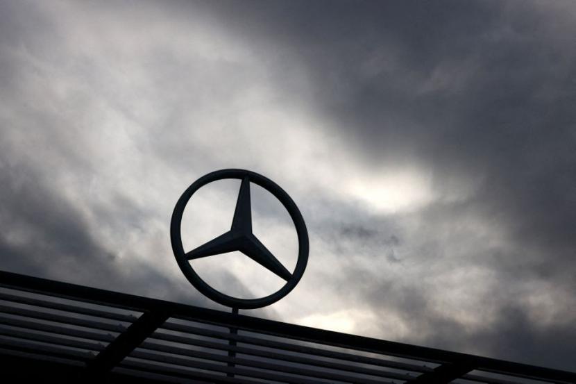 Logo Mercedes-Benz terlihat di luar dealer mobil Mercedes-Benz di Brussels, Belgia 13 Maret 2023. 