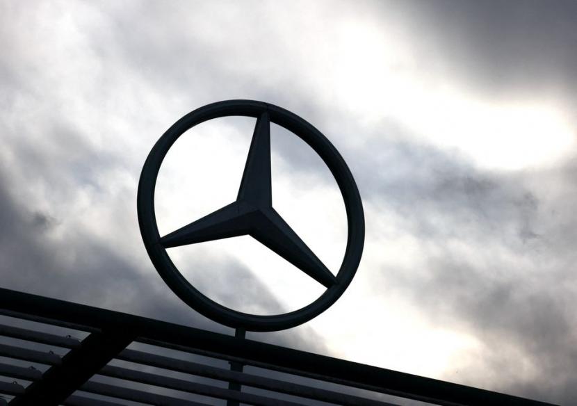Logo Mercedes-Benz terlihat di luar dealer mobil Mercedes-Benz di Brussels, Belgia 13 Maret 2023. 