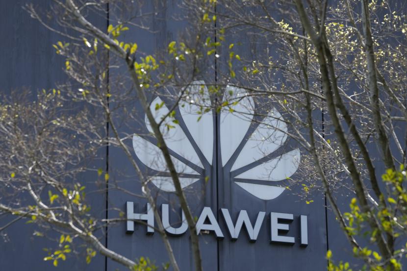 Logo merek Huawei terlihat di sebuah gedung di kampus markas besar Huawei di Shenzhen, China, Sabtu, 25 September 2021. Pemerintahan Joe Biden telah berhenti menyetujui lisensi bagi perusahaan AS untuk mengekspor sebagian besar barang ke Huawei China. 
