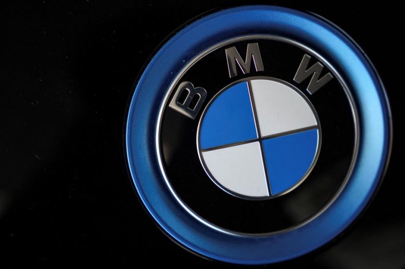 Logo mobil BMW. BMW akan meluncurkan sejumlah mobil pada tahun ini.