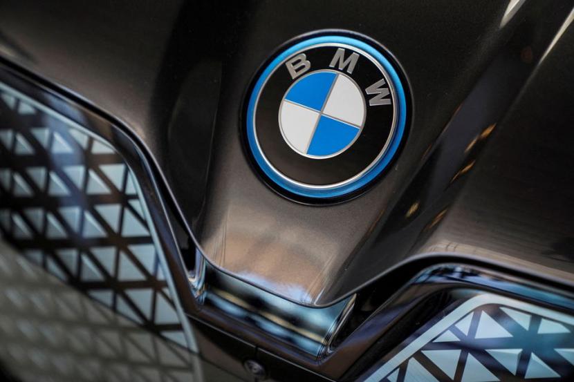 Logo mobil BMW ditampilkan selama tur media di pabrik produsen mobil Jerman BMW di San Luis Potosi, Meksiko, 3 Februari 2023. BMW memperkenalkan mobil listrik terbarunya Neue Klasse.