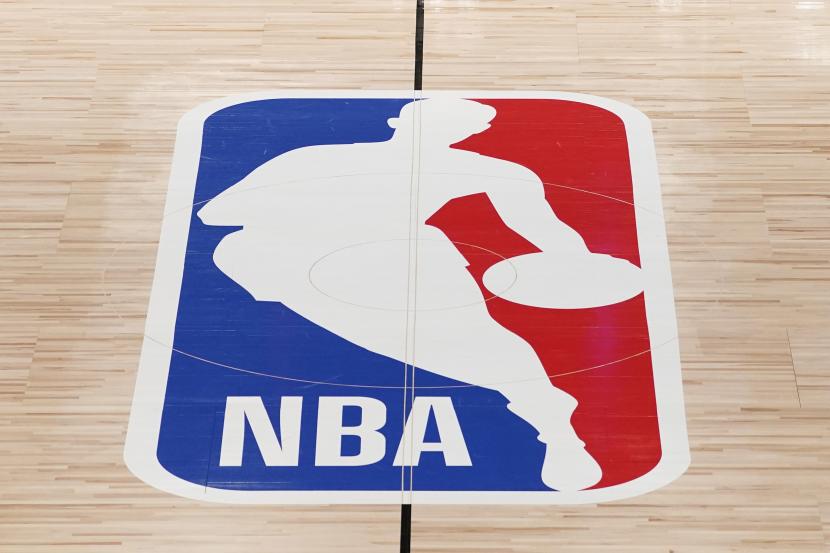  Logo NBA yang ditampilkan di lapangan basket di Lake Buena Vista, Florida, Amerika Serikat, belum lama ini.