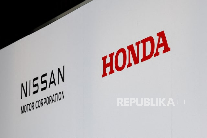 Logo Nissan Motor Corporation dan Honda terlihat dalam konferensi pers bersama tentang pembicaraan merger mereka, di Tokyo, Jepang, 23 Desember 2024.R