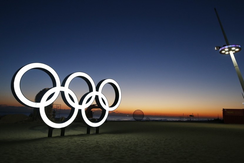 Logo Olimpiade di Pantai Gyegpo dalam rangka Olimpiade musim dingin di Pyeongchang Korsel.