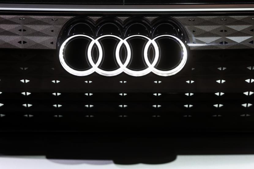 Logo pabrikan mobil Jerman Audi saat peresmian Brussels Motor Show 2023, di Brussels, Belgia, 13 Januari 2023. Audi telah memutuskan untuk meluncurkan 20 mobil baru pada 2025