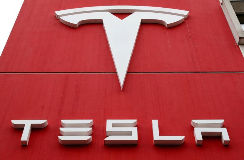 Logo pabrikan mobil Tesla terlihat di kantor cabang di Bern, Swiss 28 Oktober 2020. Tesla berniat membangun pabrik baterai di India. 