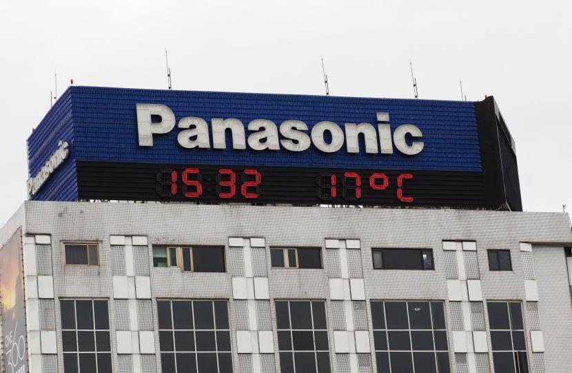 Logo Panasonic Corp Jepang terlihat di atas sebuah gedung di Taipei, Taiwan, 28 November 2019. Panasonic menyebut perlu membangun empat pabrik lagi untuk memenuhi kebutuhan baterai EV.