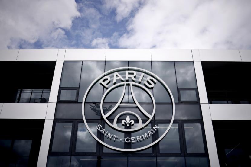 Logo Paris Saint-Germain (PSG) di pusat latihan terbaru mereka. PSG kini mengincar talenta-talenta muda. 