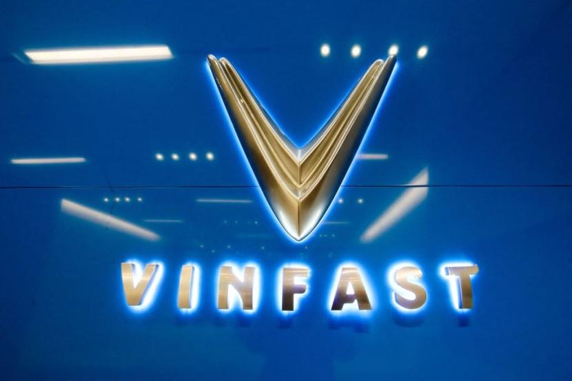 Logo pembuat kendaraan listrik (EV) VinFast Vietnam terlihat di lokasi penjualan di pusat perbelanjaan di Santa Monica, California, AS, 23 Mei 2022. Gambar diambil 23 Mei 2022. 