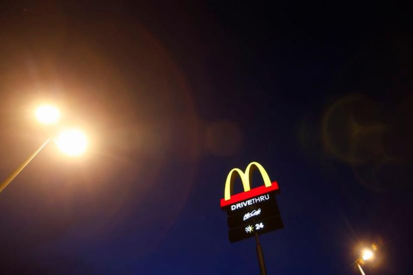 Logo perusahaan jaringan makanan cepat saji McDonald's Corp terlihat dipajang di kota Pekan, Malaysia, 4 Mei 2013. McDonald's Malaysia menggugat gerakan yang mendorong boikot terhadap Israel.