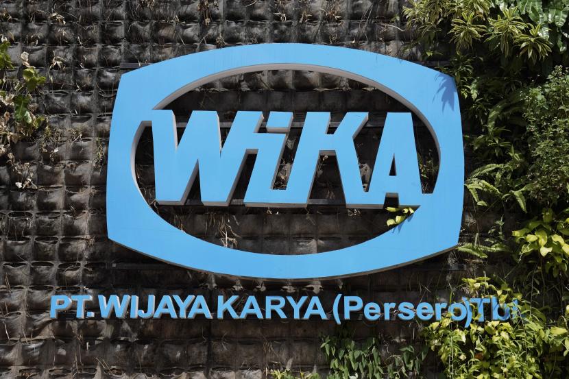 Logo perusahaan konstruksi milik negara Wijaya Karya (Wika) ditampilkan di luar lokasi konstruksi di Jakarta, Indonesia, Rabu, 17 November 2021.