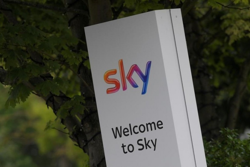 Logo perusahaan media Sky di London, Inggris.