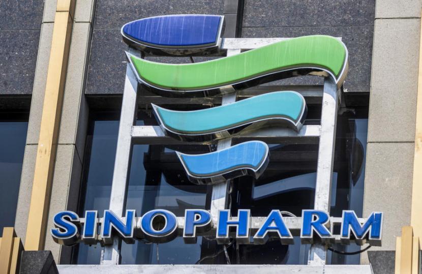 Logo perusahaan Sinopharm di Shanghai, China. Vaksin Covid-19 yang dikembangkan Sinopharm telah diberikan kepada pekerja esensial dan kelompok terbatas lainnya sejak Juli 2020.