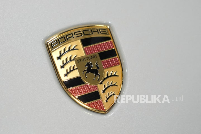 Logo Porsche terlihat di Everything Electric, Pameran Energi Rumah & Kendaraan Listrik, di London, Inggris, 16 April 2025.
