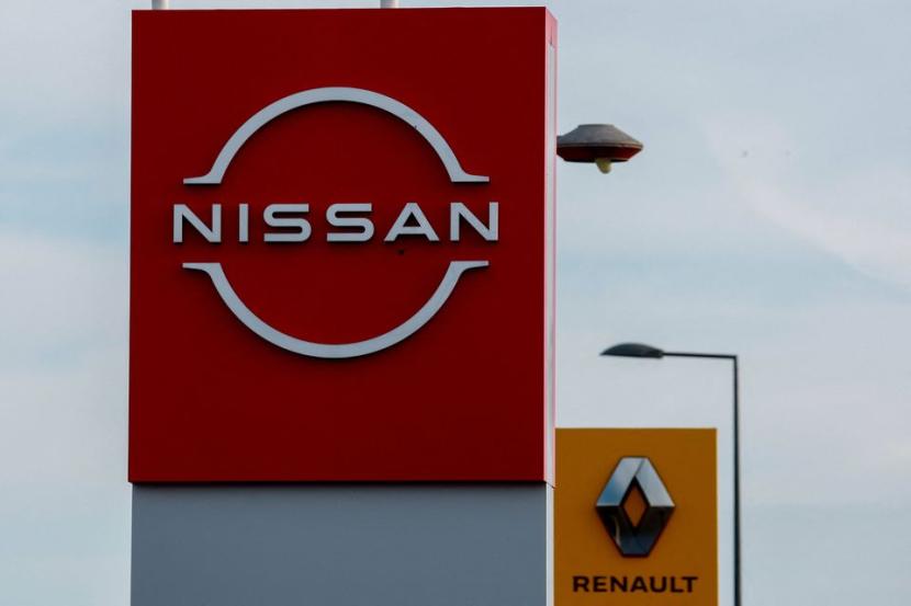 Logo produsen mobil Renault dan Nissan terlihat di depan dealer perusahaan di Le Coteau, Prancis, 13 Juli 2023.