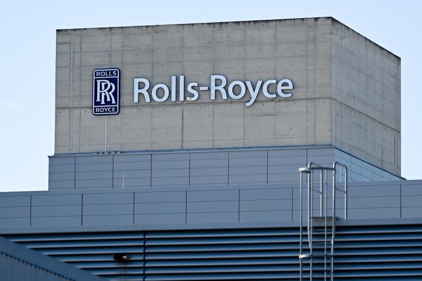 Logo Rolls-Royce di atas pabrik Rolls-Royce di Dahlewitz dekat Berlin, Jerman, 28 Februari 2023. Pembuat mesin Inggris Rolls-Royce memproduksi berbagai mesin di pabrik Dahlewitz untuk jet pribadi dan besar.