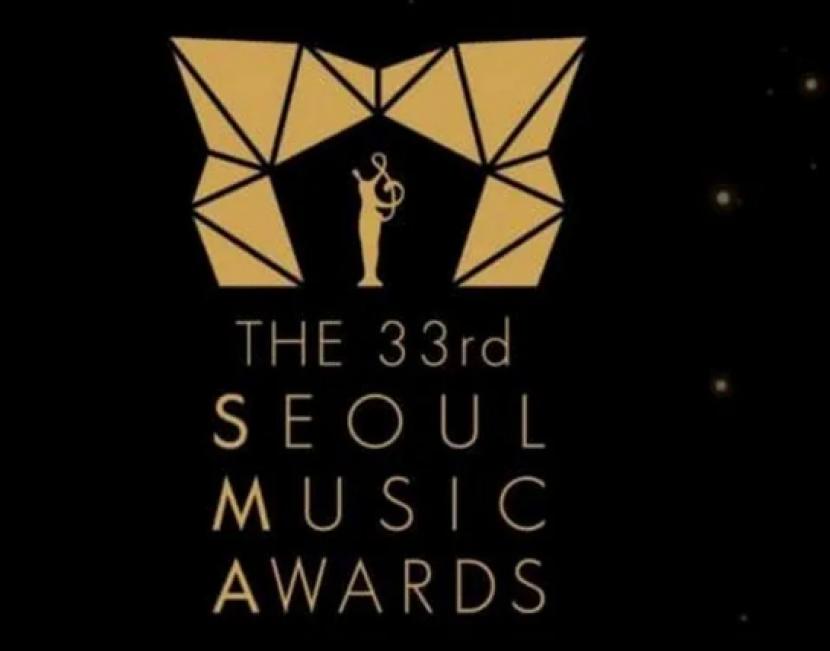 Logo Seoul Music Awards ke-33 di Bangkok, Thailand. Ajang penghargaan ini banyak dikritik karena penyelenggaraannya dianggap kacau oleh penonton, bahkan dinilai menjadi yang paling sepi.